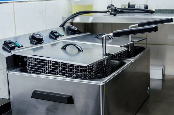 How to clean and maintain a commercial deep fryer